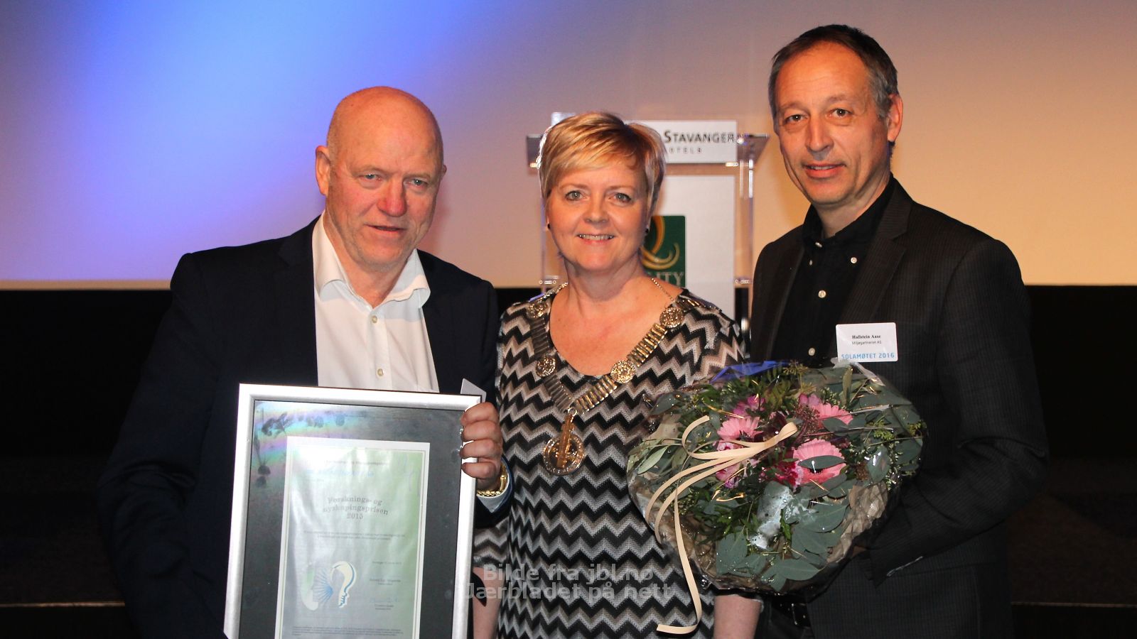 Kåre Wiig og Hallstein Aase i Miljøgartneriet sammen med fylkesordfører Solveig Ege Tengesdal. FOTO: Susanne de Kok Selstad